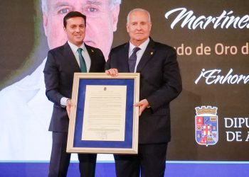El presidente del Colegio Oficial de Médicos de Almería, Francisco José Martínez Amo, recibe el Escudo de Oro de la Provincia