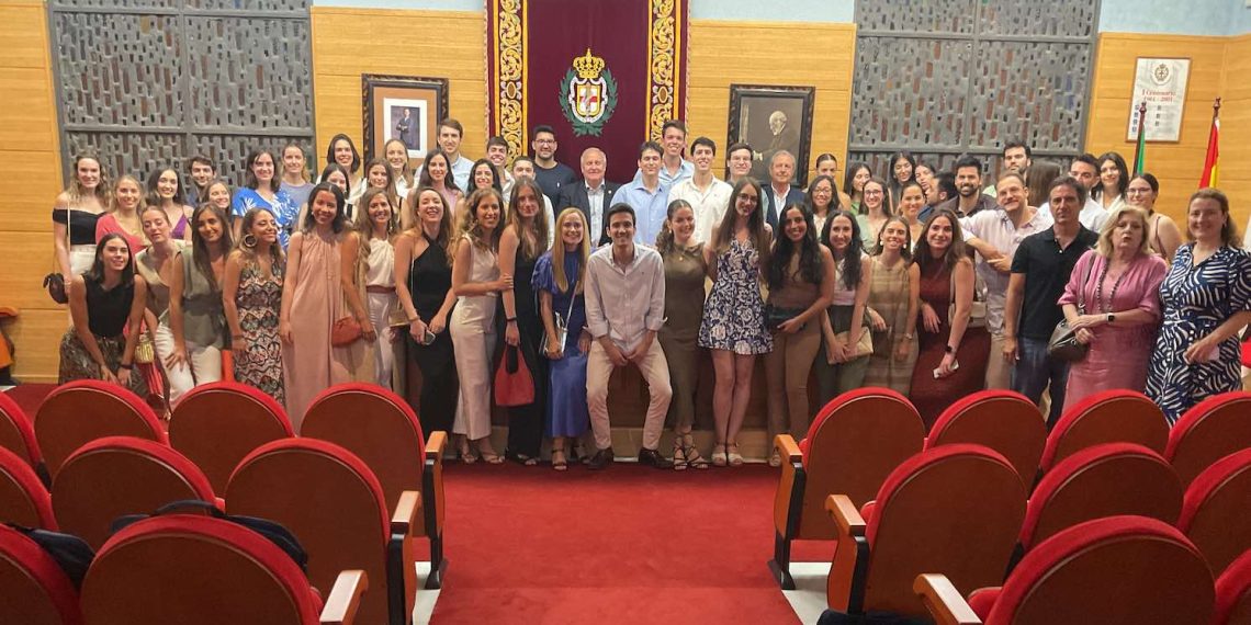 El Colegio Oficial de Médicos de Almería celebra el acto de bienvenida a los nuevos colegiados  MIR