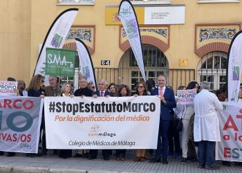 Médicos de Málaga se concentran para mostrar su rechazo al borrador del Estatuto Marco