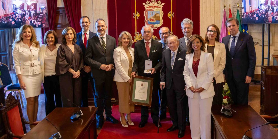 El Colegio de Médicos de Málaga recibe la Medalla de la Ciudad y es nombrado Hijo Predilecto