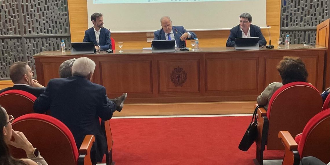 El Colegio de Médicos de Almería acoge la presentación de una obra que acerca los últimos avances e investigaciones sobre el ictus isquémico